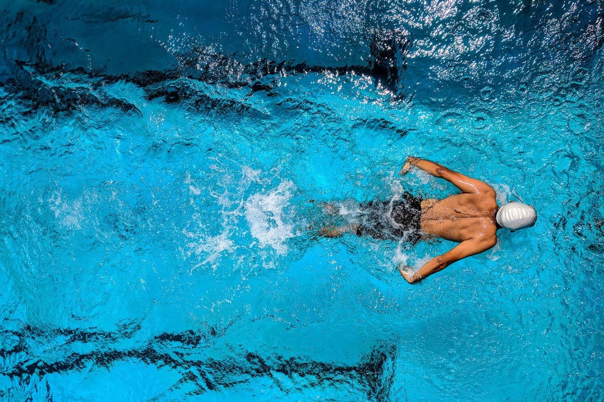 Entrena natación de forma regular y efectiva, y verás cómo tu rendimiento y condición física mejoran