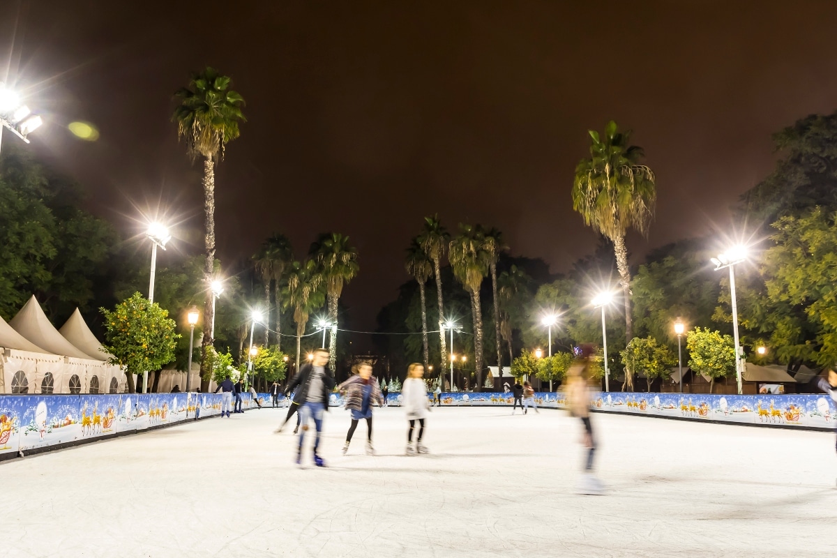 Patinar en la pista de patinaje en Sevilla no solo es una actividad divertida, sino que también ofrece numerosos beneficios para la salud